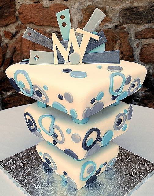Topsy Turvy: 5 Beautiful Upside Down Wedding Cakes