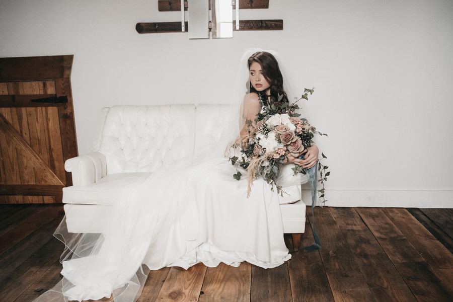Bold and Minimalistic Modern Bridal Shoot
