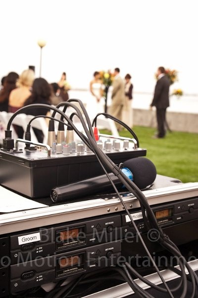Wedding Band or DJ: Which is the Best Choice