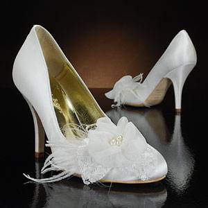 I’ve Always Wanted a Glass Slipper… - Wedding Fanatic