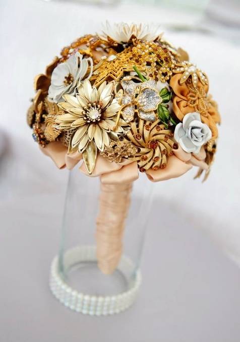 7 Stunning Brooch Bouquets