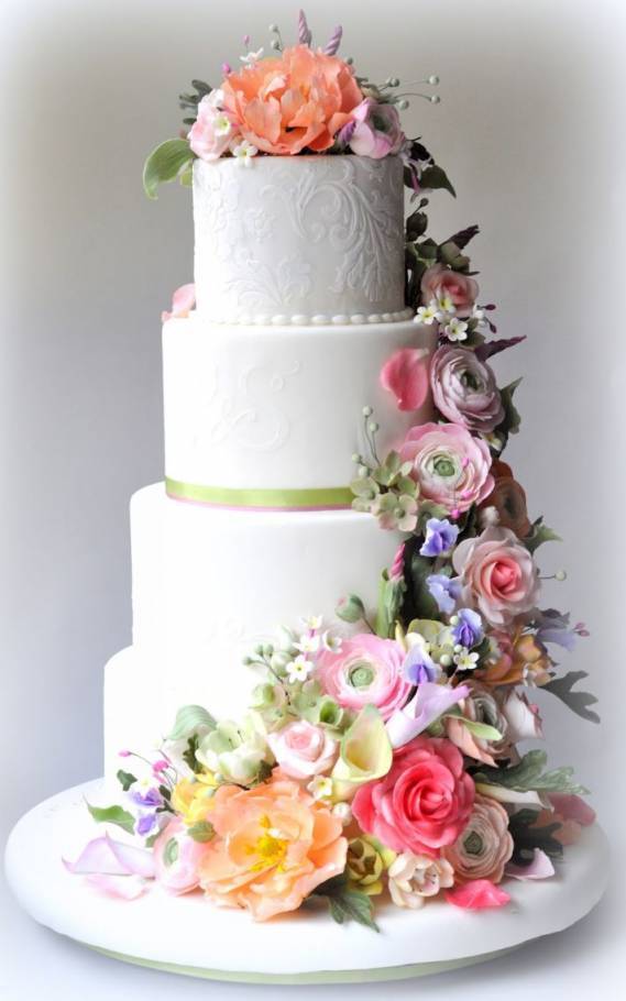 5 Stunning Wedding Cakes with Sugar Flowers That Look Real