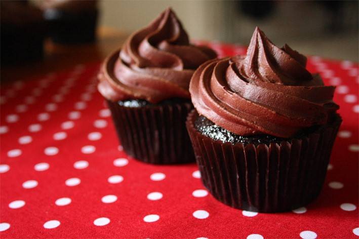 Easy Bridal Shower Dessert Fake Out: Salted Caramel and Chocolate Cupcakes