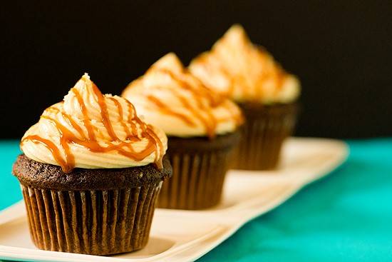 Easy Bridal Shower Dessert Fake Out: Salted Caramel and Chocolate Cupcakes