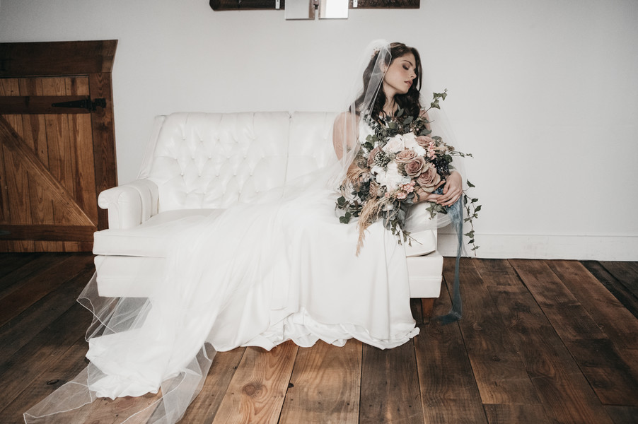 Bold and Minimalistic Modern Bridal Shoot