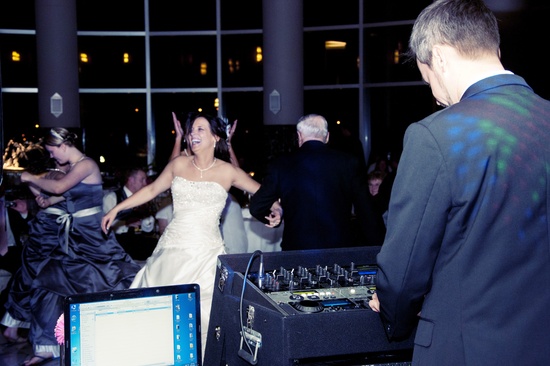 Wedding Band or DJ: Which is the Best Choice