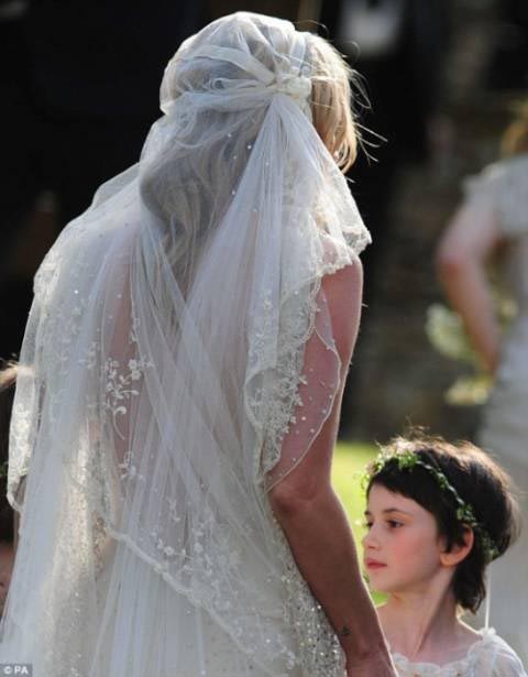 Don’t Look! The Truth behind This Wedding Superstition