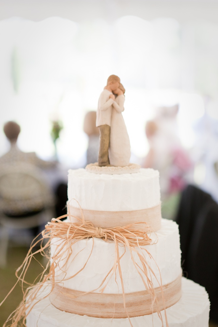 The Beauty of Simple Wedding Cakes