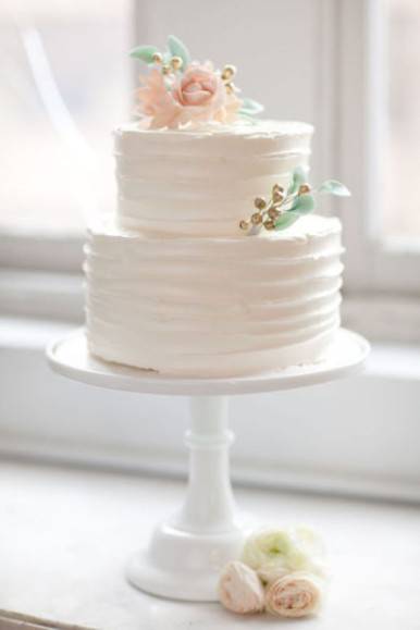 The Beauty of Simple Wedding Cakes