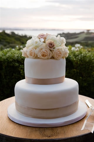 The Beauty of Simple Wedding Cakes