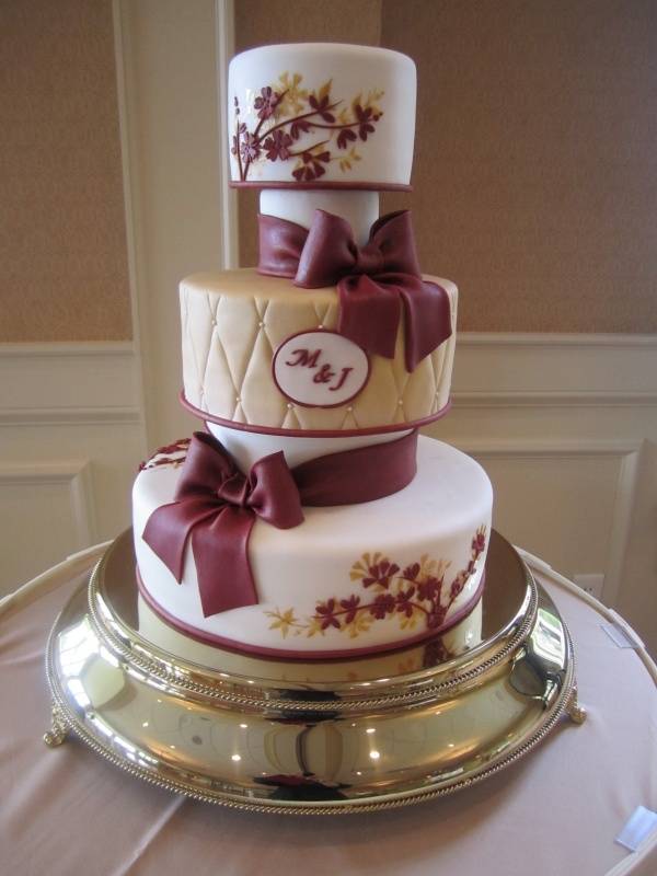 7 Charming Fall Wedding Cakes You Have to See to Believe