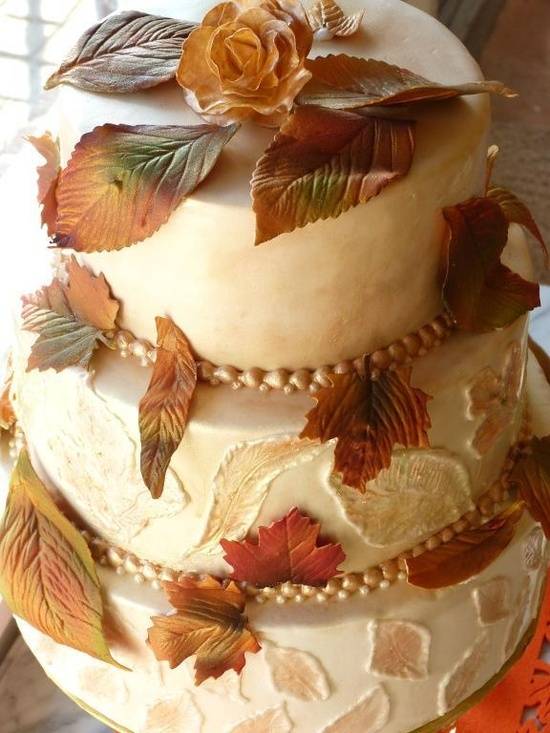 7 Charming Fall Wedding Cakes You Have to See to Believe